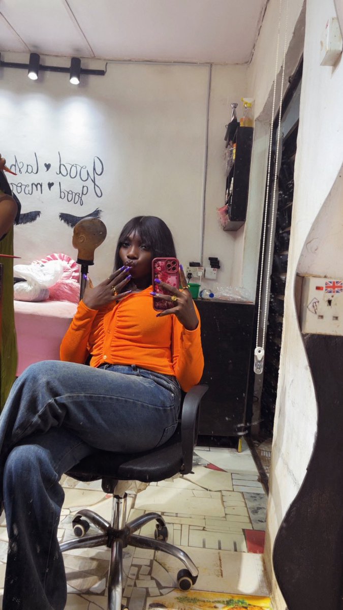 DamnDhack's tweet image. Mirror selfies just because I felt pretty 🧡