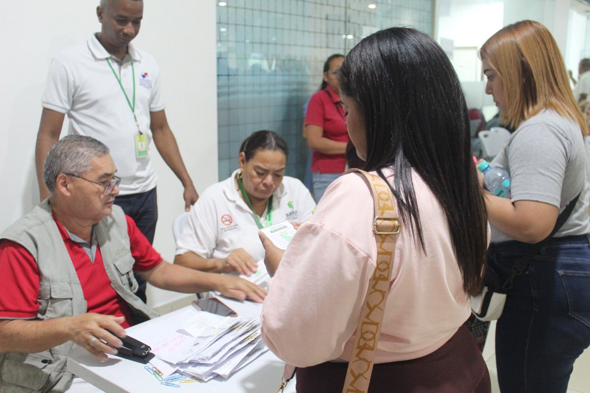 MINSAPma's tweet photo. #SanMiguelito | Desarrollamos jornada de carnetización blanco y verde para manipuladores de alimentos. Más de 700 personas accedieron a exámenes, charlas y controles de salud, para garantizar alimentos seguros y proteger a la población. #MinsaPanamá https://t.co/aGb2g24jhm