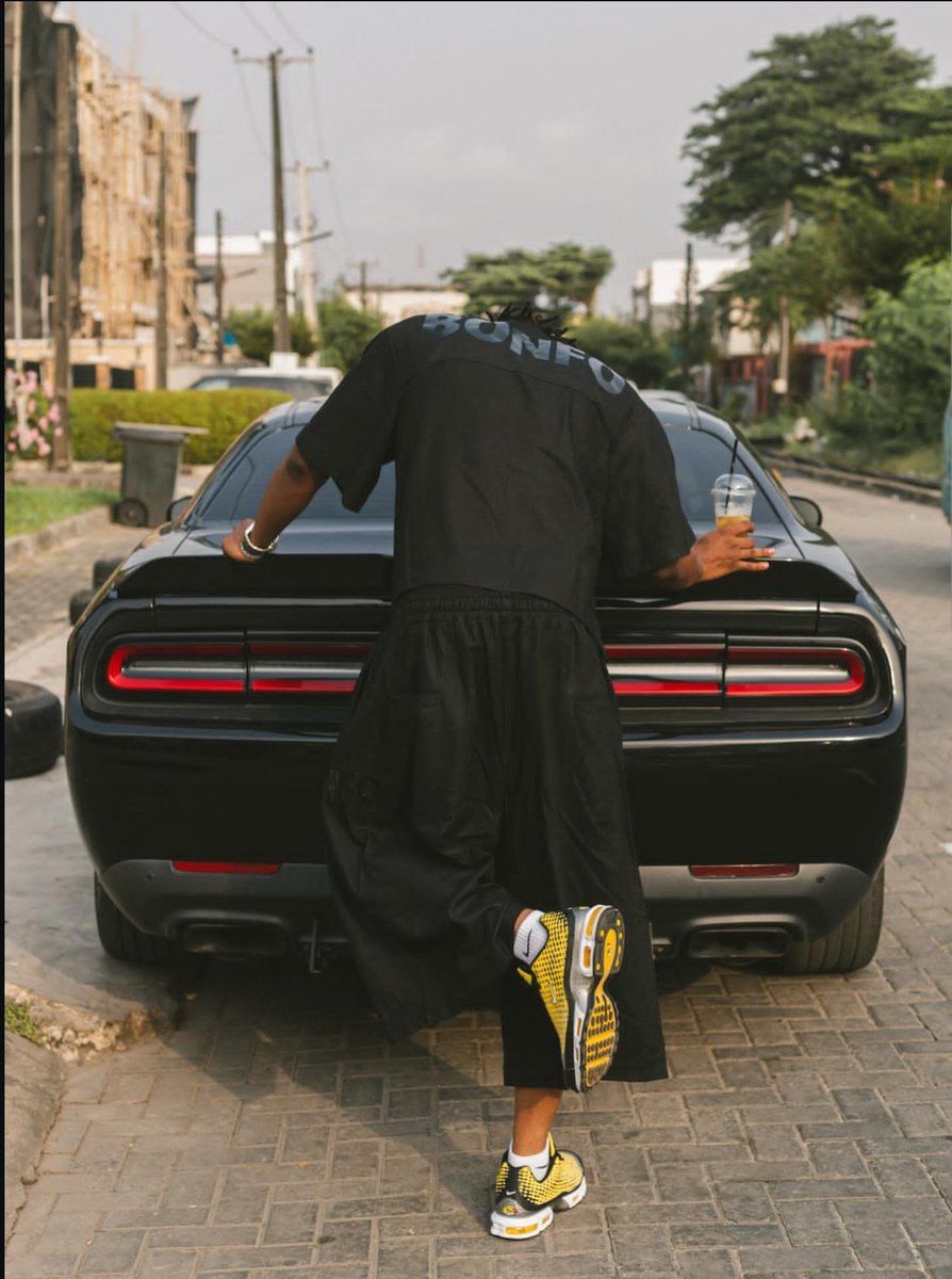Kelvin001's tweet photo. Information reaching me now is that asherkine has finally gone to don jazzy home in Lagos to submit his sef in bed with don baba. You can see how asherkine look so stressed in the pictures below here. The main contest here is that don jazzy is to sign him into Mavin record.😳😳 https://t.co/7DizllFdR6