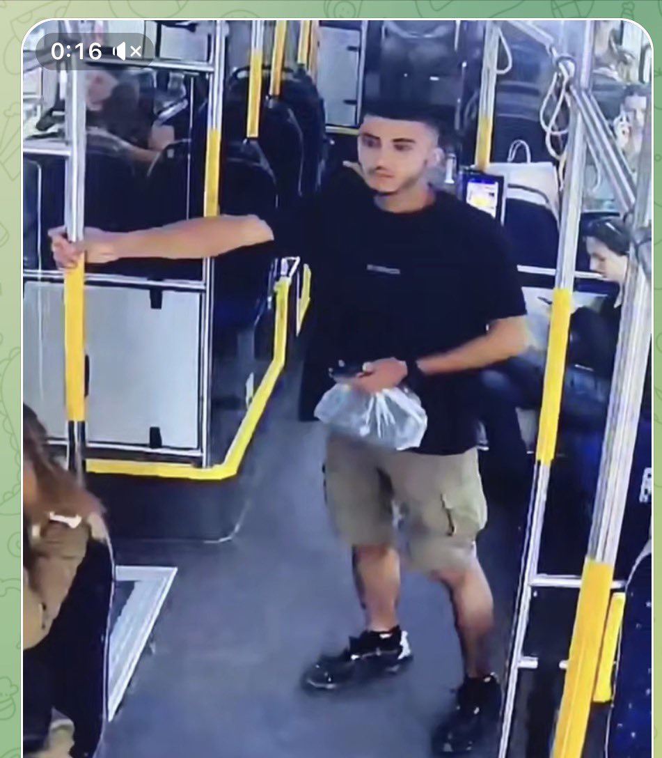 winnererez's tweet image. זרקת נעל על שופט- תשב שלוש שנים בבית הסוהר. ירקת על קצינה באוטובוס- ארבעה חודשי מאסר יספיקו. 
ככה לא יוצרים הרתעה, ככה יוצרים זילות.