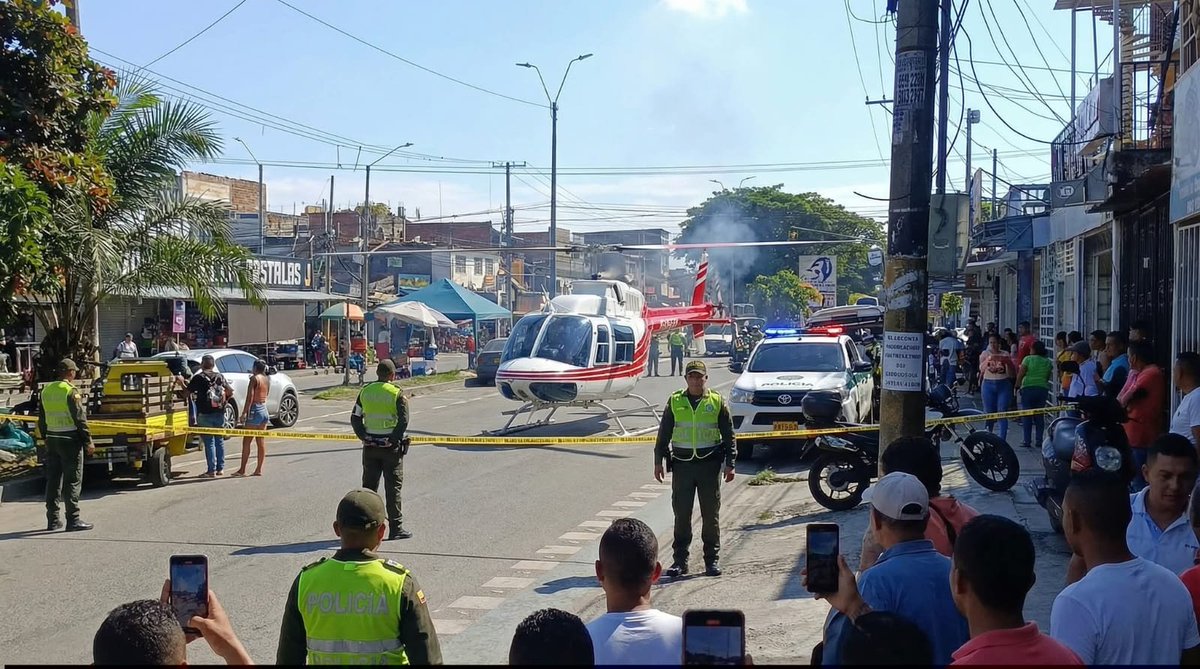 ClickTvSm's tweet image. #CaliClicktvSm 
Nos reportan, Helicóptero aterriza de emergencia en la 112, 4 Esquinas del barrio Manuela Beltrán, frente a la panadería Mileidy. No hay personas lesionadas, autoridades investigan el incidente.