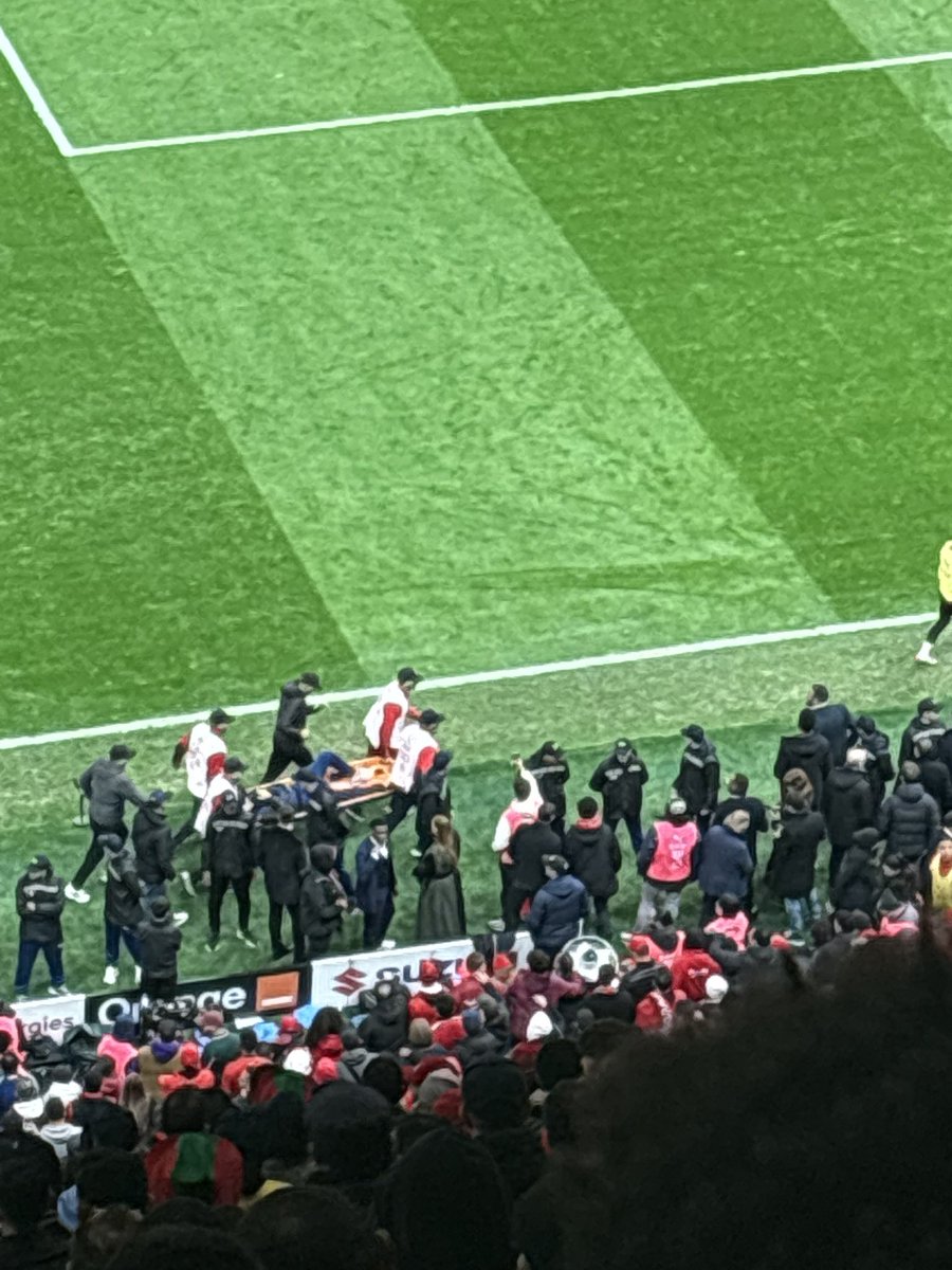 🚨 UN STADIER A ÉTÉ CONTRAINT D’ÊTRE ÉVACUÉ SUR CIVIÈRE SUITE AUX DÉBORDEMENTS DE FIN DE MATCH ! 🤦🏻‍♂️ #SENMAR 

📷 <a href="/HanifBerkane/">Hanif Ben Berkane</a>