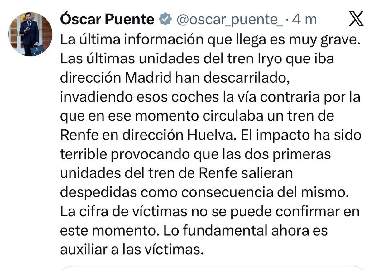 FroilLannister's tweet image. Dicen los pasajeros del Iryo que el tren ha empezado a temblar mientras circulaba y que es entonces cuando han descarrilado los últimos tres vagones. Al volcar estos últimos, han chocado contra un tren que iba en dirección contraria, lo cual ha provocado que dos vagones del Alvia…