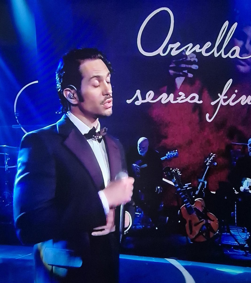 #Mahmood bellissimo omaggio a #OrnellaSenzaFine