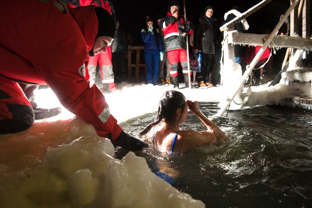 Друзья, с Крещением вас! Пусть будет свет в душе,
Пусть смоет всё ненужное крещенская вода.
Купель бодрит, а сердце — согревает в тишине,
Пусть мир и радость будут с вами навсегда.

С Богом