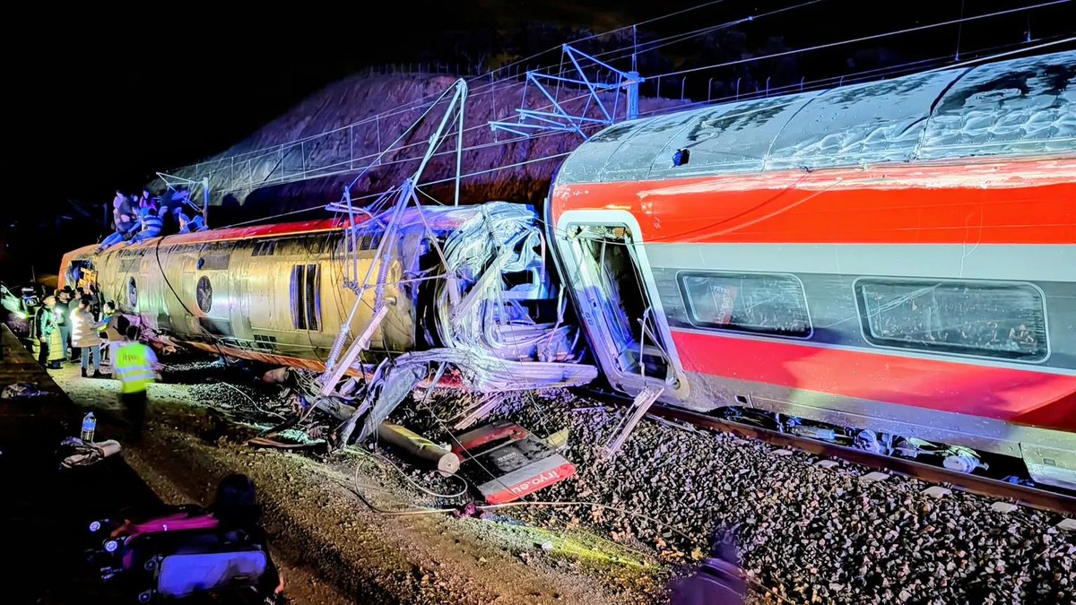 navedelmisterio's tweet image. 🔴Última Hora: Adif ha facilitado el teléfono 900101020 para atender a los familiares de las víctimas del accidente de dos trenes en Adamuz, Córdoba.