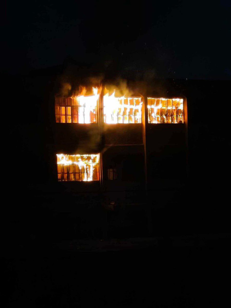 #الرقة
ميليشيات قسد الارهابية تحرق مدرسة مصعب بن عمير بحي رميلة بمدينة الرقة

#قسد_تغدر_بالجزيرة 
#الحسكة_تنزف_ياحكومة