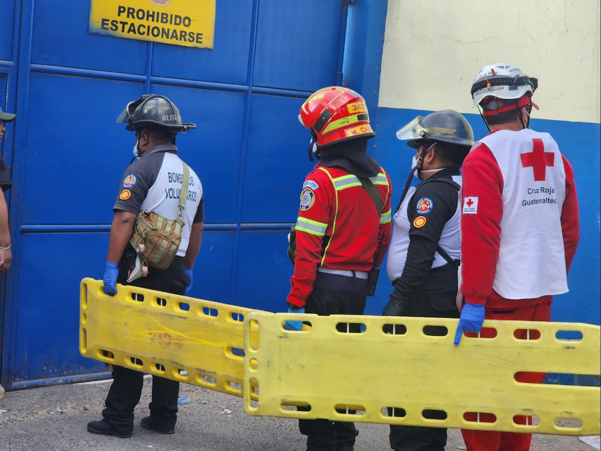 En el centro Preventivo para varones se logra ingresar a rescatar a varios rehenes. Información en proceso, Bomberos Voluntarios trasladan a 2 rehenes al centro asistencial ( IGSS zona 9) y se evalúan a 2 mas en este momento en Fraijanes 2.