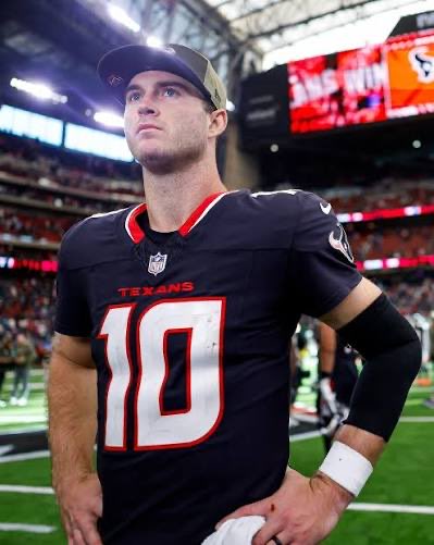 Capocelli_D's tweet photo. Only one man can give Houston a chance in the second half https://t.co/XOUuz8LHX8