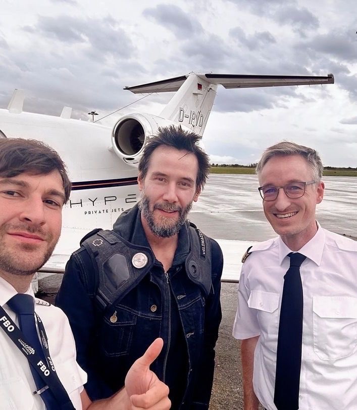 the_real_ryanp's tweet photo. What if I told you I took the closest flight 🥹❤️✈️ to your city, all to make up for not being there with you for the New Year holiday ❤️😃Please welcome me, my dear #KeanuReeves #TrueFans #FanLove #SpreadLove #PositiveVibes #GratefulHeart https://t.co/5cVQy7hP2A