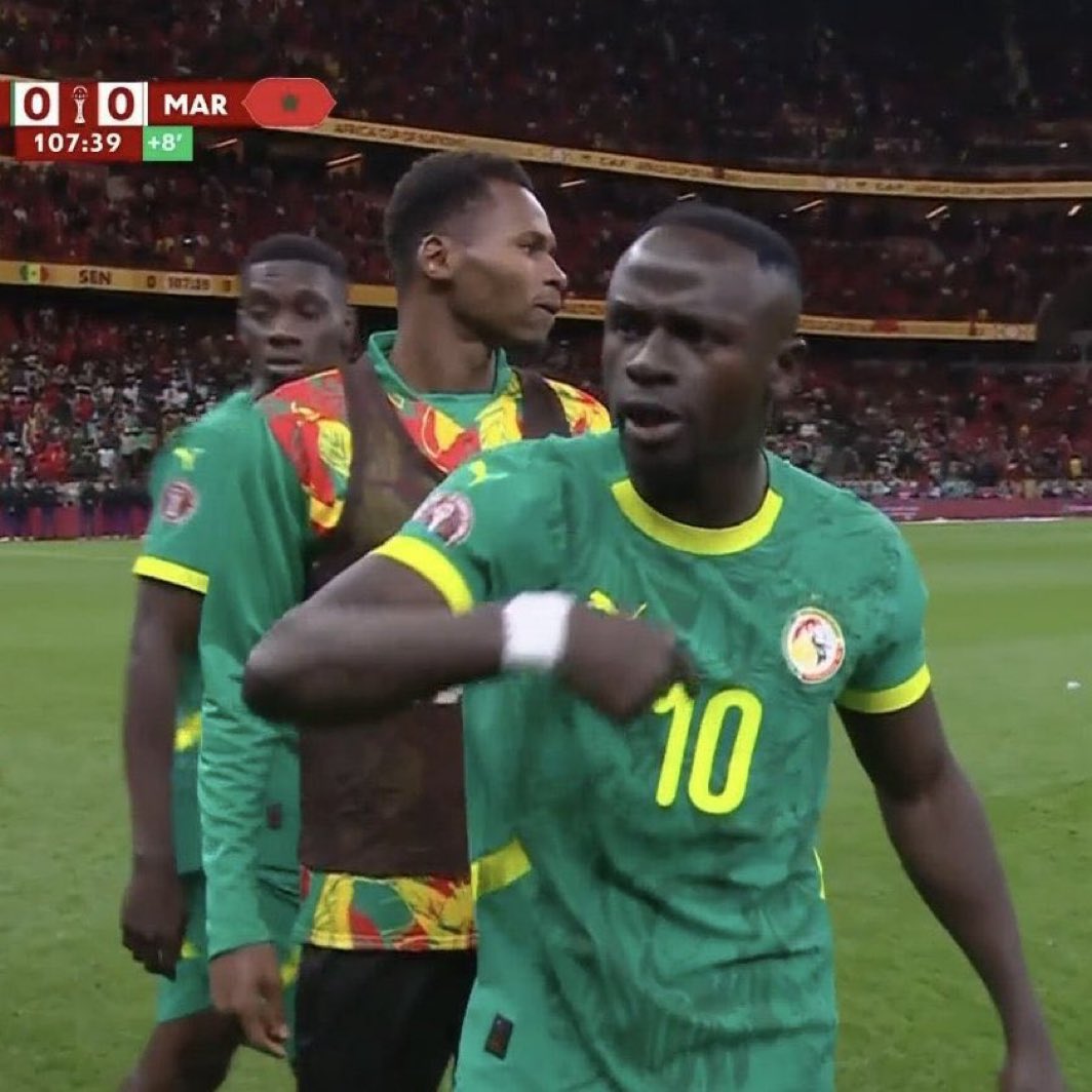 Nsukka_okpa's tweet image. Reporter: What were you telling the players that made them decide to come back and play?

🚨🎙️| Sadio Mane: only said four words, What would Iwobi do? ❤️ #FcbLive