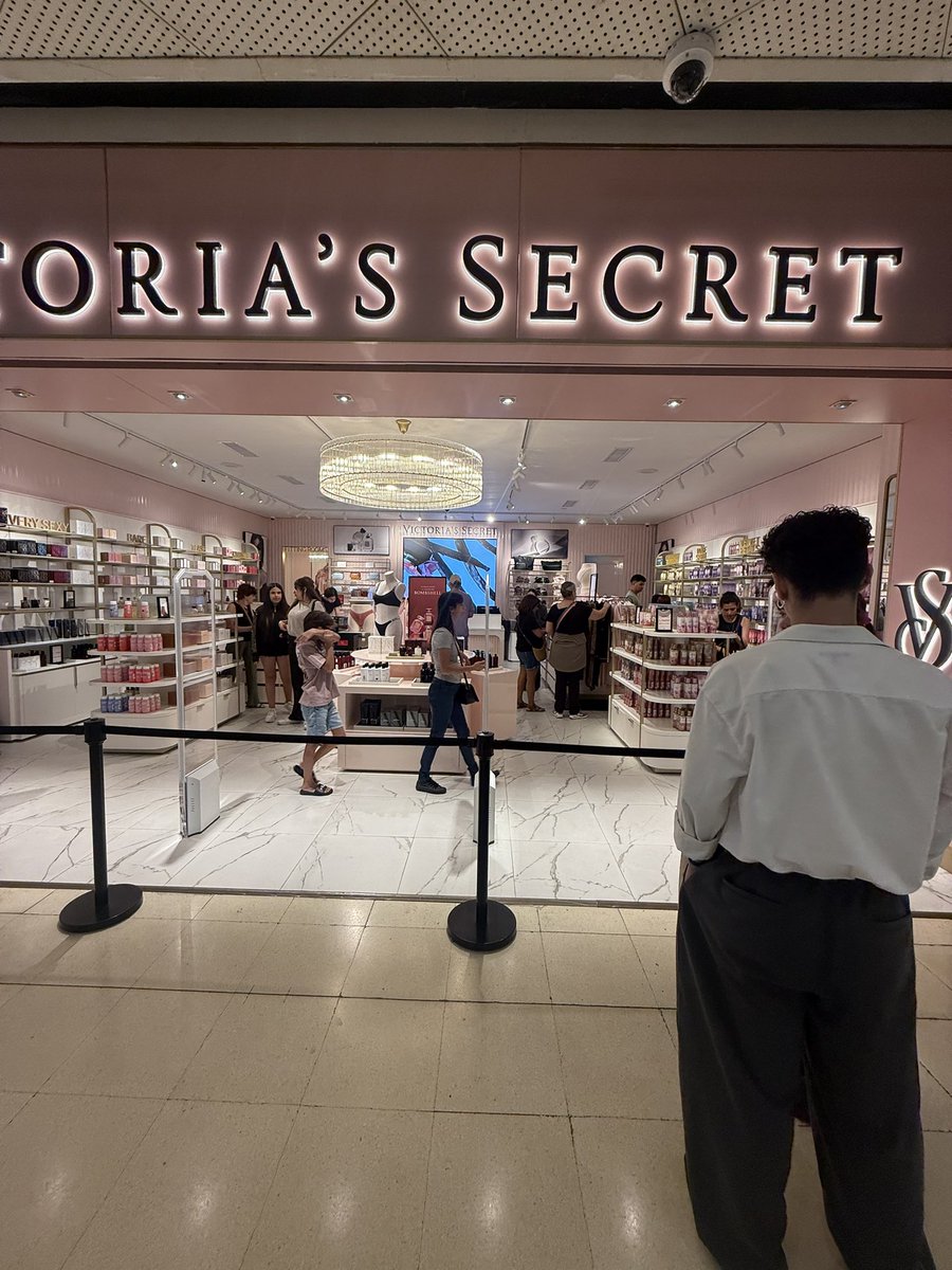 jefadelahorro's tweet photo. Algo más fantasma que el victoria secret del abasto? Te hace hacer fila cuando no hay nadie y está todo vallado. No sé que intentan lograr porque genera rechazo en la gente que pasa 👎 ni si quiera ponen papelitos para probar las fragancias y esta medio pelo el local. Me explican?????