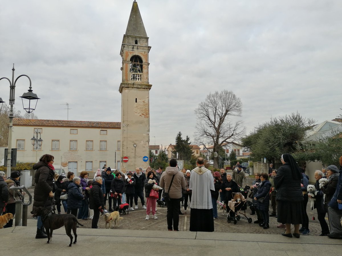 dolceSally's tweet photo. The blessing of the animals in front of our church on the day of Saint Anthony Abbot (the 17th of January) ⛪️🪄✨🐶🐱🐰🐹🐠🐢🐄🐎🐖
ps: I also got a pic with Don Cristiano the priest! 🤩
#SaintAnthonyAbbot #AnimalBlessing
#SantAntonioAbate (part 2) https://t.co/NlXU8eEVi9