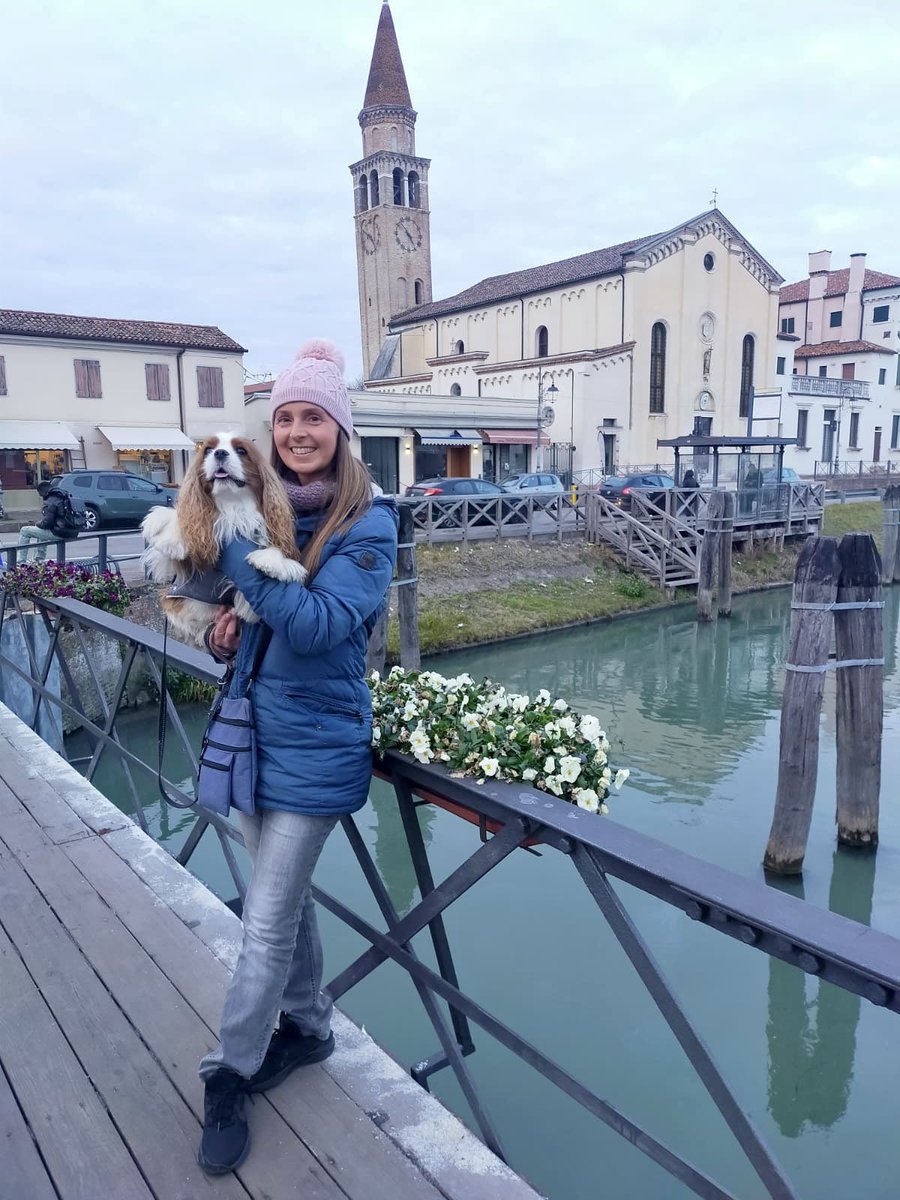 The blessing of the animals in front of our church on the day of Saint Anthony Abbot (the 17th of January) ⛪️🪄✨🐶🐱🐰🐹🐠🐢🐄🐎🐖
ps: I also got a pic with Don Cristiano the priest! 🤩
#SaintAnthonyAbbot #AnimalBlessing
#SantAntonioAbate (part 2)