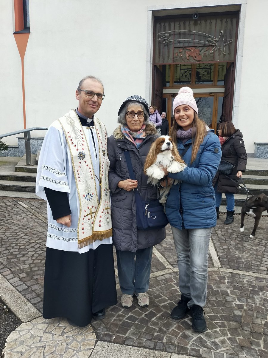 dolceSally's tweet photo. The blessing of the animals in front of our church on the day of Saint Anthony Abbot (the 17th of January) ⛪️🪄✨🐶🐱🐰🐹🐠🐢🐄🐎🐖
ps: I also got a pic with Don Cristiano the priest! 🤩
#SaintAnthonyAbbot #AnimalBlessing
#SantAntonioAbate (part 2) https://t.co/NlXU8eEVi9