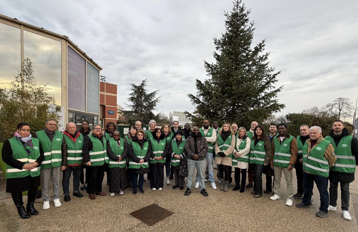 AgirPourCSP's tweet photo. 🔥 🗳️ 𝑴𝒐𝒃𝒊𝒍𝒊𝒔𝒆́𝒔 𝒆𝒕 𝒆𝒏 𝒇𝒐𝒓𝒎𝒆 !  

Aux côtés de Célestin Mendes, président du Comité de soutien, et de @ait_eddie, maire de Carrières-sous-Poissy, le collectif était présent ce dimanche 18 décembre aux abords du marché. https://t.co/ay9shYyUNM