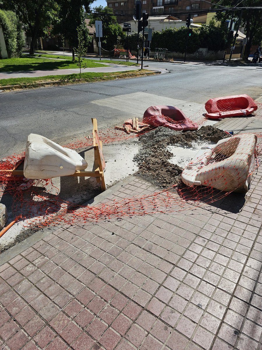 Pab10Red's tweet photo. @SanMiguel_CL es realmente impresentable que después de aprox 2 semanas de trabajos, se dejan los materiales en la calle, mezclas a medio hacer (que ya están secas producto del calor) generando estorbos y aumento del taco en horario peak por tener que estar esquivando todo. https://t.co/8rJuHmLY0V