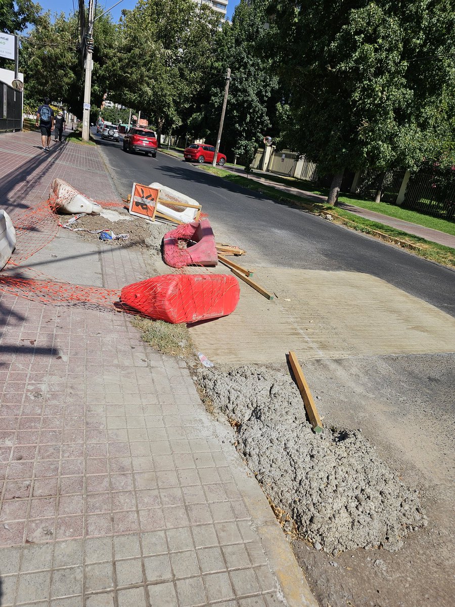 Pab10Red's tweet photo. @SanMiguel_CL es realmente impresentable que después de aprox 2 semanas de trabajos, se dejan los materiales en la calle, mezclas a medio hacer (que ya están secas producto del calor) generando estorbos y aumento del taco en horario peak por tener que estar esquivando todo. https://t.co/8rJuHmLY0V