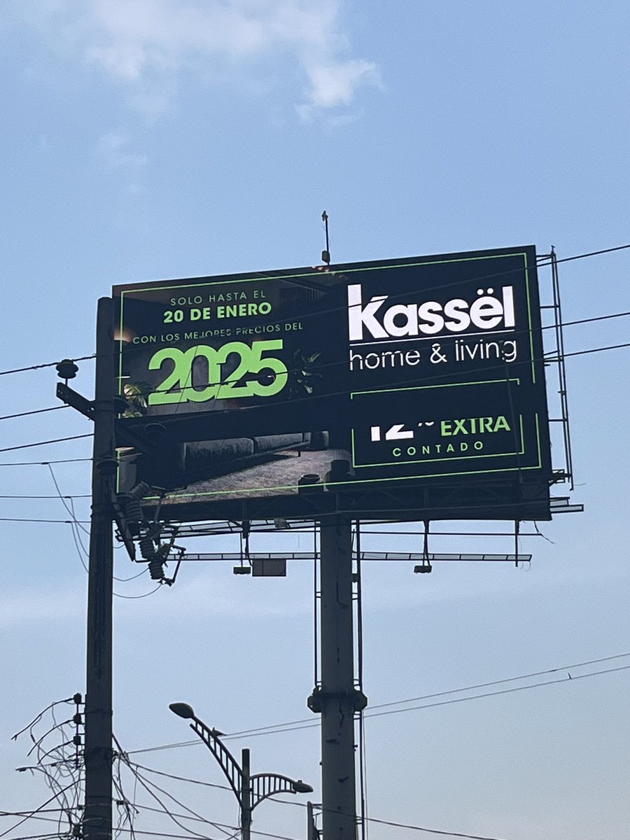 ElRenoRod's tweet photo. Me encontré este anuncio el sábado pasado por Galerías Coapa, tienen que despedir a alguien, LoL. https://t.co/XT5Qf4BzMK