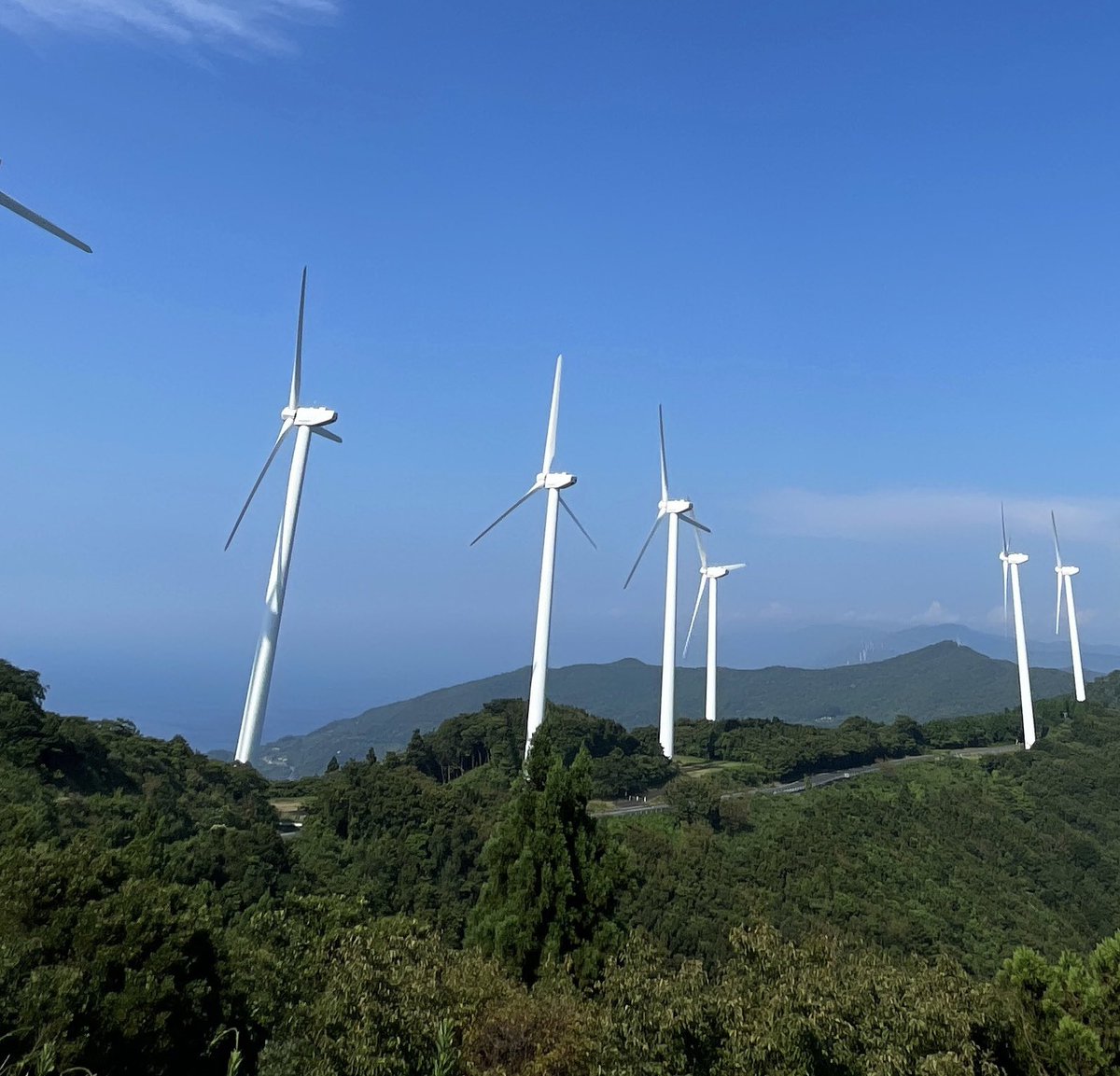 Barreload's tweet image. なんかめっちゃ見覚えあると思ったら愛媛の佐田岬だ
昔ドライブで行ったの懐かしい