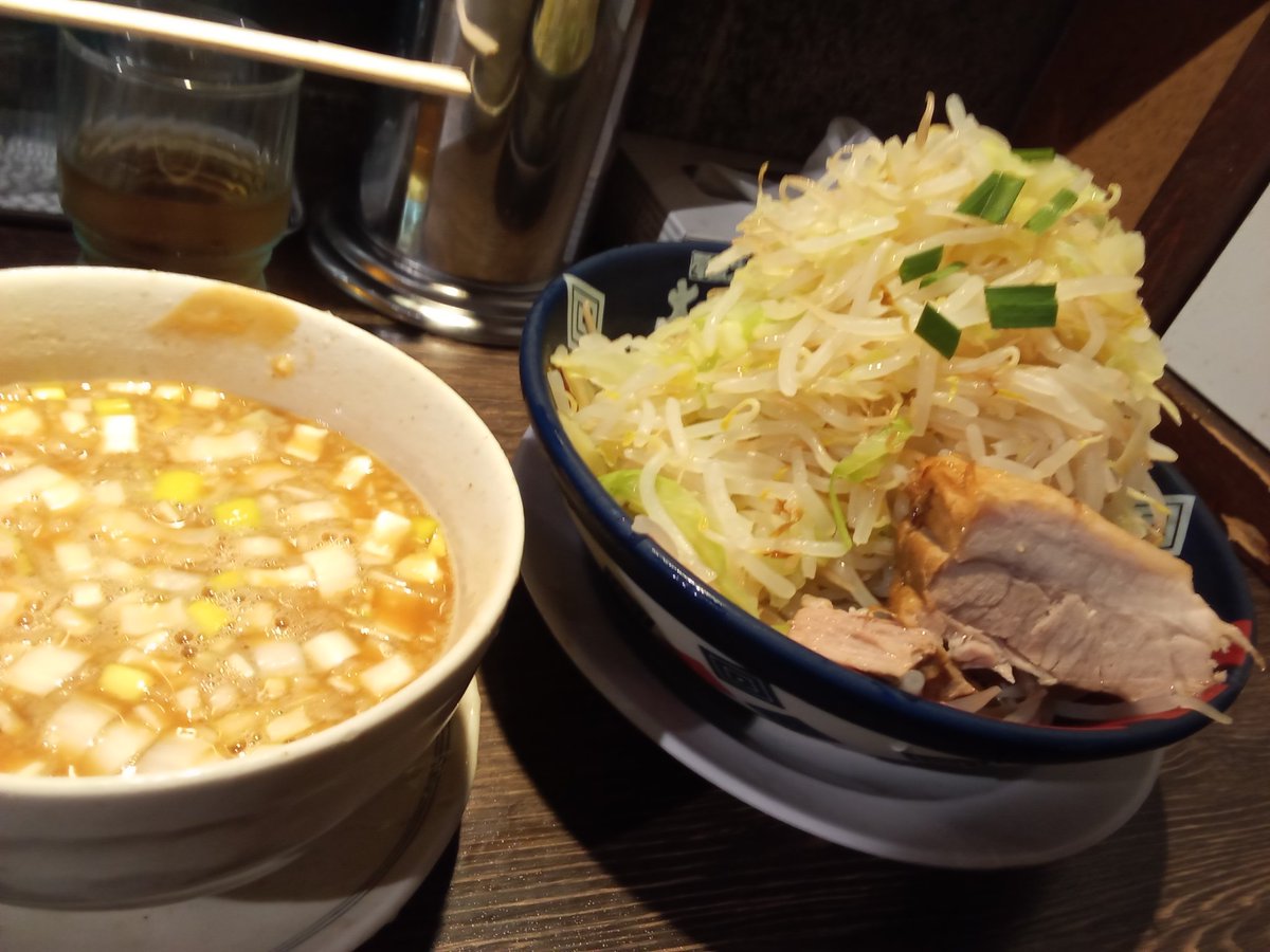 keyphar's tweet image. いつでも捜しているよ どっかに君の姿を

向いのホーム 路地裏の窓

こんなとこにいるはずもないのに

願いがもしも叶うなら 今すぐ君のもとへ

できないことは もう何もない

すべてかけて抱きしめてみせるよ