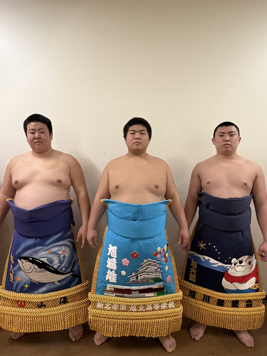 【大島部屋 中日の結果】
〈十両〉
旭海雄⚫️5-3
〈三段目〉
旭将里⚫️0-4
〈序二段〉
旭大海⚫️3-1
新序出世披露でした🌟
旭轟星 旭漣眞 旭大陽の晴れ舞台☀️
これから応援よろしくお願いします❤️‍🔥
9日目の取組は…
〈十両〉
旭海雄-出羽ノ龍
〈序二段〉
旭将里
です！応援よろしくお願いします🌟