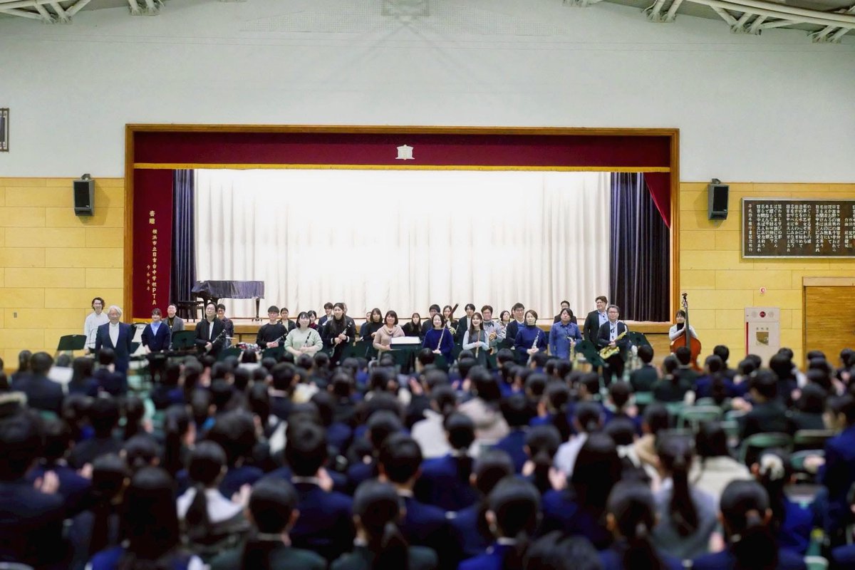 横浜吹奏楽連盟実技講習会では、理事長の明日山先生、小鍛冶先生と嬉しい再会！講習会は生徒さん300人をハーツウインズのメンバーがレッスン、私は先生方の指揮法を担当。皆さんとても熱心で素晴らしい講習会になりました。コンサートでは名曲ホルスト一組鑑賞してもらいました。