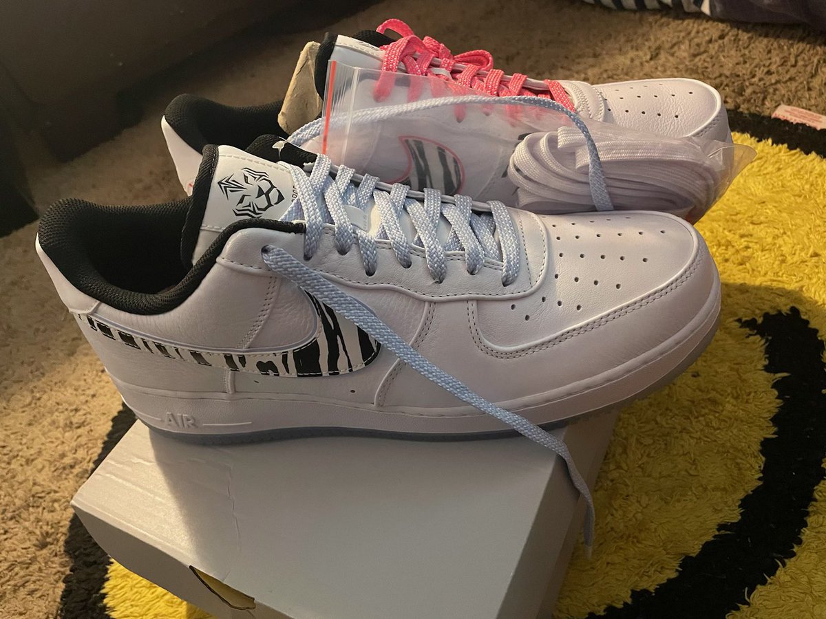 83Atia's tweet photo. @SellKicksSunday Nike Air Force one South Korea DS size 13 box slight damaged.  190.00 shipped https://t.co/D6TFbbRGwH