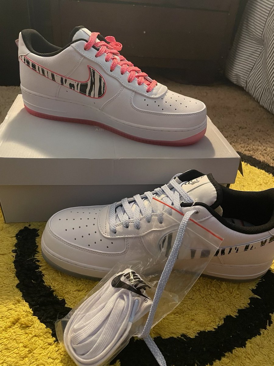 83Atia's tweet photo. @SellKicksSunday Nike Air Force one South Korea DS size 13 box slight damaged.  190.00 shipped https://t.co/D6TFbbRGwH