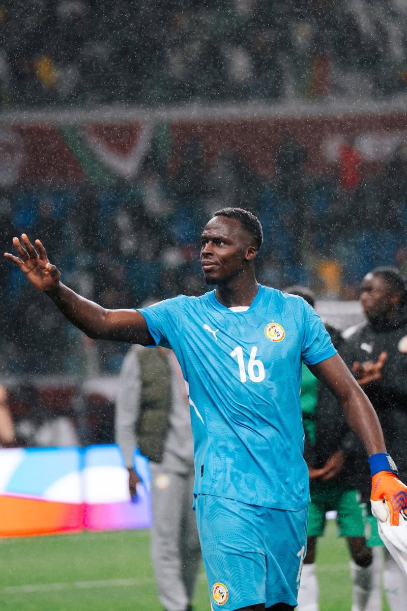 Rabanalsafena's tweet image. 🎉 نبـارك لنجمنا حامي العرين "إدوارد ميندي"
تتويجه ببطولة كأس أمم أفريقيا مع السنغال 🇸🇳🏆

أيقونـة الحـراس يا ميـندي! 👏🏼💚
@edou_mendy_