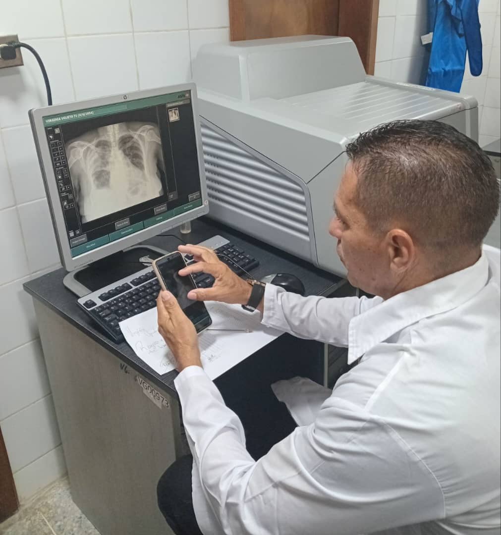 cubacooperaven's tweet photo. Desde el CDI "José Ángel Rivas" en Caruao, el Lic. Anyer Columbié garantiza diagnósticos precisos a través de la Imagenología. 🩻 Con ciencia y compromiso, fortalecemos la salud del pueblo en el Estado #LaGuaira. 🌊🇨🇺🤝🇻🇪 https://t.co/0quJOLn7hy