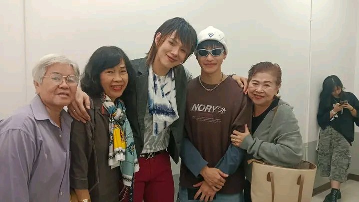 ThwDieew's tweet image. Family 🥹❤️ 

DAOU Inw za 28 
#DAOUJOYJOYDAY2026