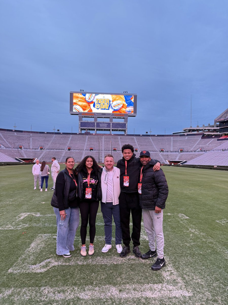 israelabramsqb7's tweet image. What a great day @AuburnFootball . Thank you @CoachGolesh  @CoachJGordo @Hayden_King12 for the hospitality . My family and I definitely felt the love. @AUUndercover @AUUndercover @MontiniFootball @CoachHo @EDGYTIM @scottybscout @AllenTrieu @SWiltfong_ @TomLoy247 @GregSmithRivals…