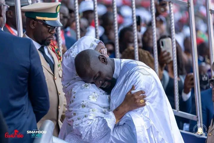 BahdSahd's tweet image. S.E.M. Mamadi Doumbouya  :

« Investir dans les femmes et la jeunesse, c’est investir dans l’avenir.
Elles sont le moteur de notre économie et la clé d’un développement durable. »

Simandou 2040 : une vision, une promesse, une réalité en marche. 

#Simandou2040 
#Innovation…