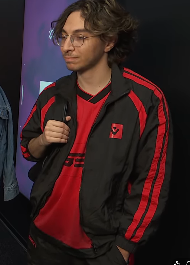 alexisfps's tweet photo. can someone please ship me this jacket @robmooreEsports @Sentinels @please @ineedthis https://t.co/hZUsLYM9G2