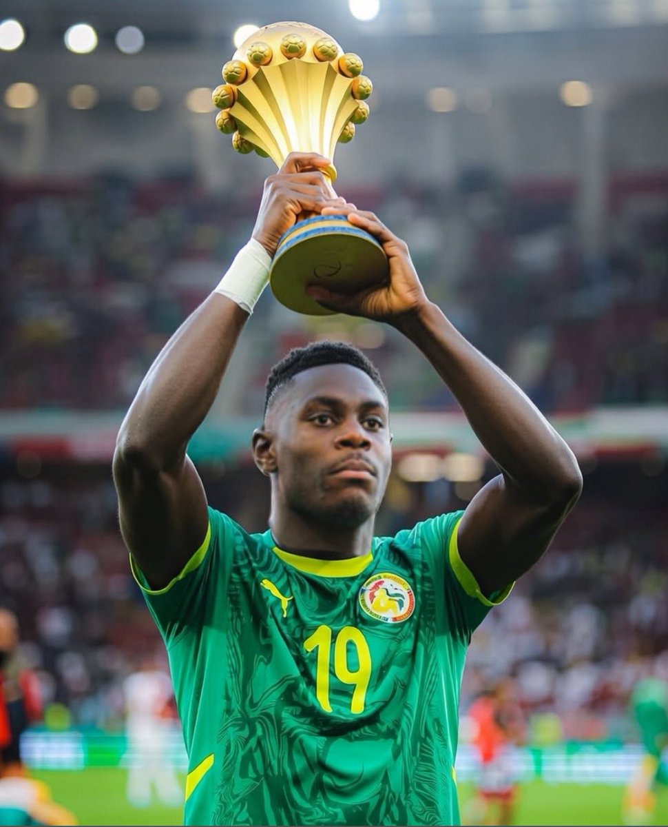 🚨 MOUSSA NIAKHATE EST CHAMPION ! 🏆🇸🇳

Notre Gone a remporté ce soir la Coupe d’Afrique des Nations après un match haut en rebondissement ! 😳

Le Sénégal s’impose 1-0 face au Maroc ! 🇲🇦 

Félicitations <a href="/moussa_nkt/">Moussa Niakhaté</a> ! ❤️🦁💙

#CAN2025 #TeamOL