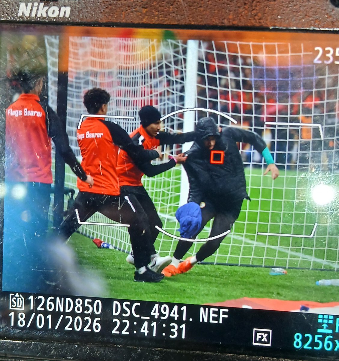 DidierLefa's tweet image. Scène complément lunaire.

Les ramasseurs de balles qui s'attaque au deuxième gardien Sénégalais pour arracher la serviette. 

#TotalEnergiesAFCON2025