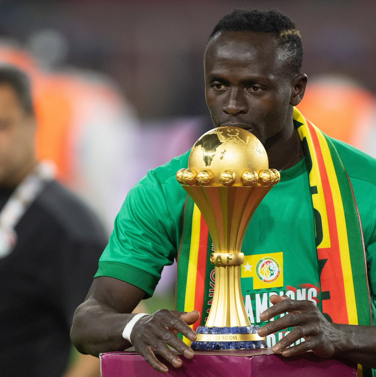 - Les anulan un gol que era legal.
- Les pitan un penalti en contra en el último minuto.
- Se van del campo con razón.
- Vuelven y paran el penalti.
- Lo ganan en la prórroga bajo el diluvio.

El Maracanazo que le acaba de hacer Senegal a Marruecos no tiene nombre.