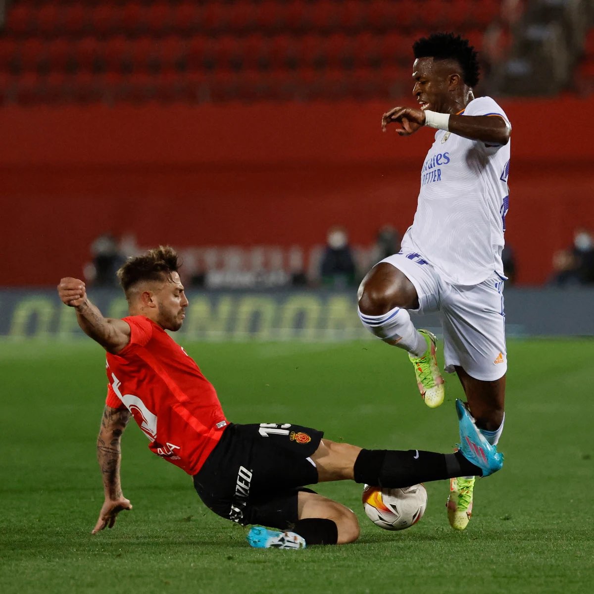 - Roja a Favor del FC Barcelona
- Amarilla en contra del Real Madrid

Y asi queridos… se adulteran competiciones.