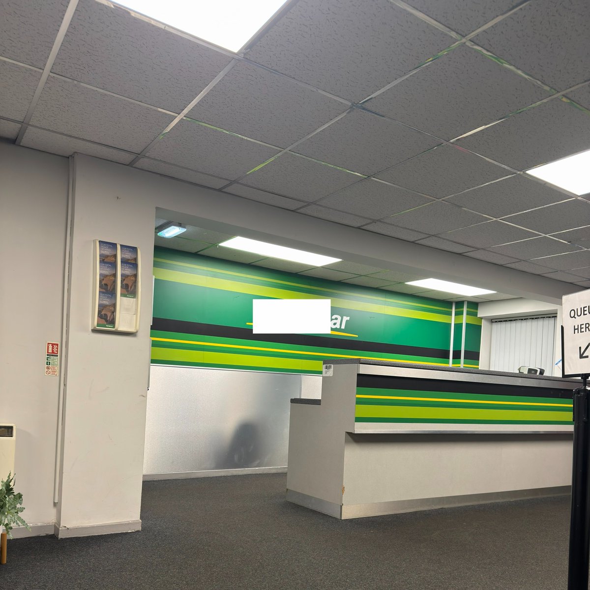 今天去租车，结果被告知因为不满25岁，所以我每天需要支付40英镑的Young Driver附加费。我挑的那辆福克斯每天的租金才20块钱