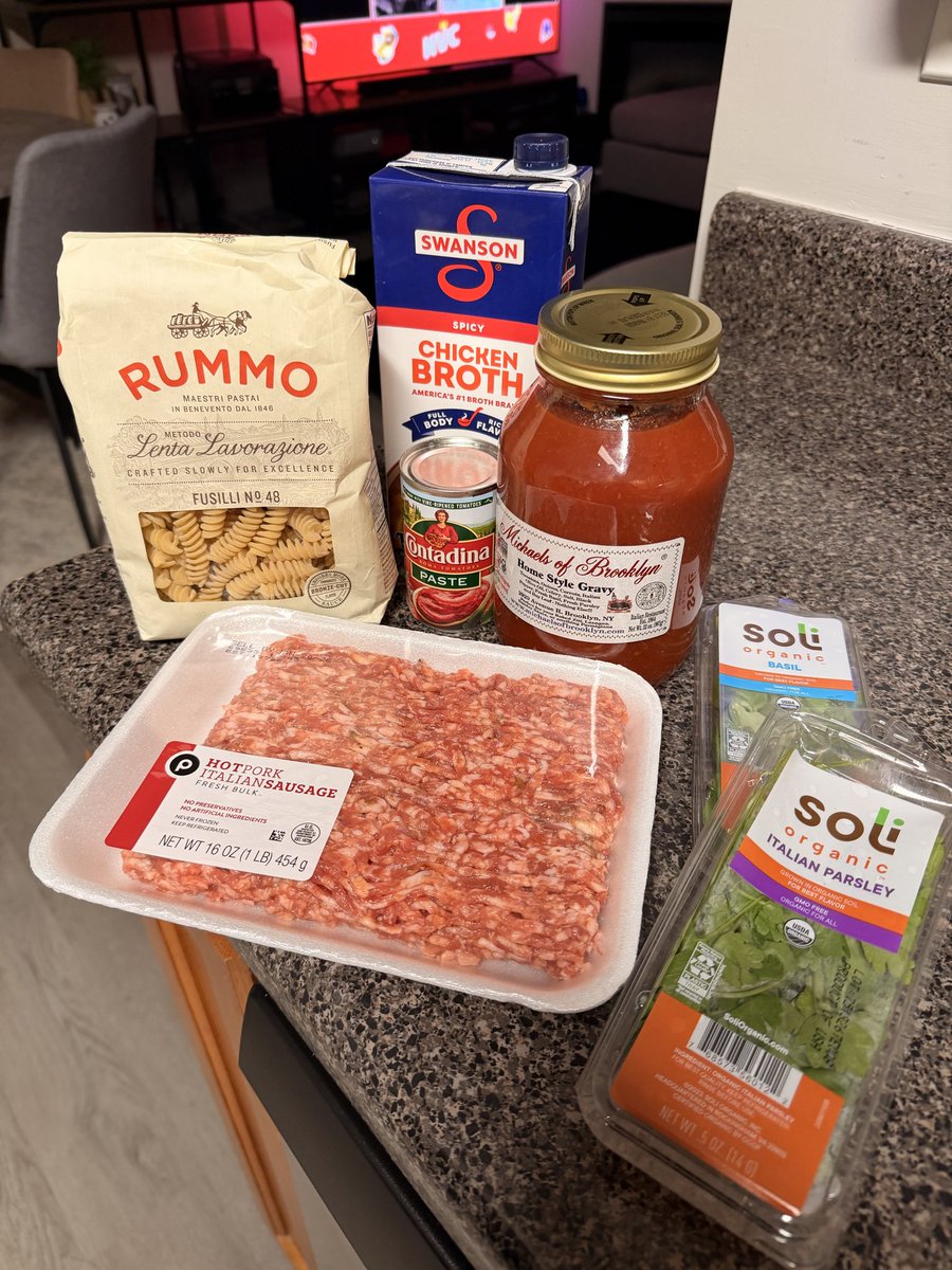 still713's tweet image. I’m serving lasagna, not ass