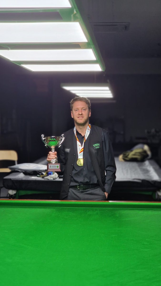 Snookerzaragoza's tweet photo. Daan Leyssen gana el Campeonato de España en su XV edición.
Se ha impuesto a Aleix Melià por 5-1. Victoria muy merecida, pero Aleix ha ido de menos a más en este torneo. Han arbitrado Ana Meneses y Juan Trujillo. https://t.co/WrINRKyssA