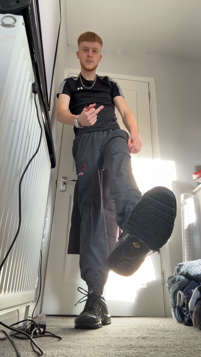 The best, most alpha 19year old on the scene 🤤 time for you to get serving your king now 🫵👑🧎‍♂️‍➡️. Do as I say and hand everything where it belongs.🤤
#teen #findom #alpha #feet #feetworshi̇p #foot #findomgod #findomserve #findomgod