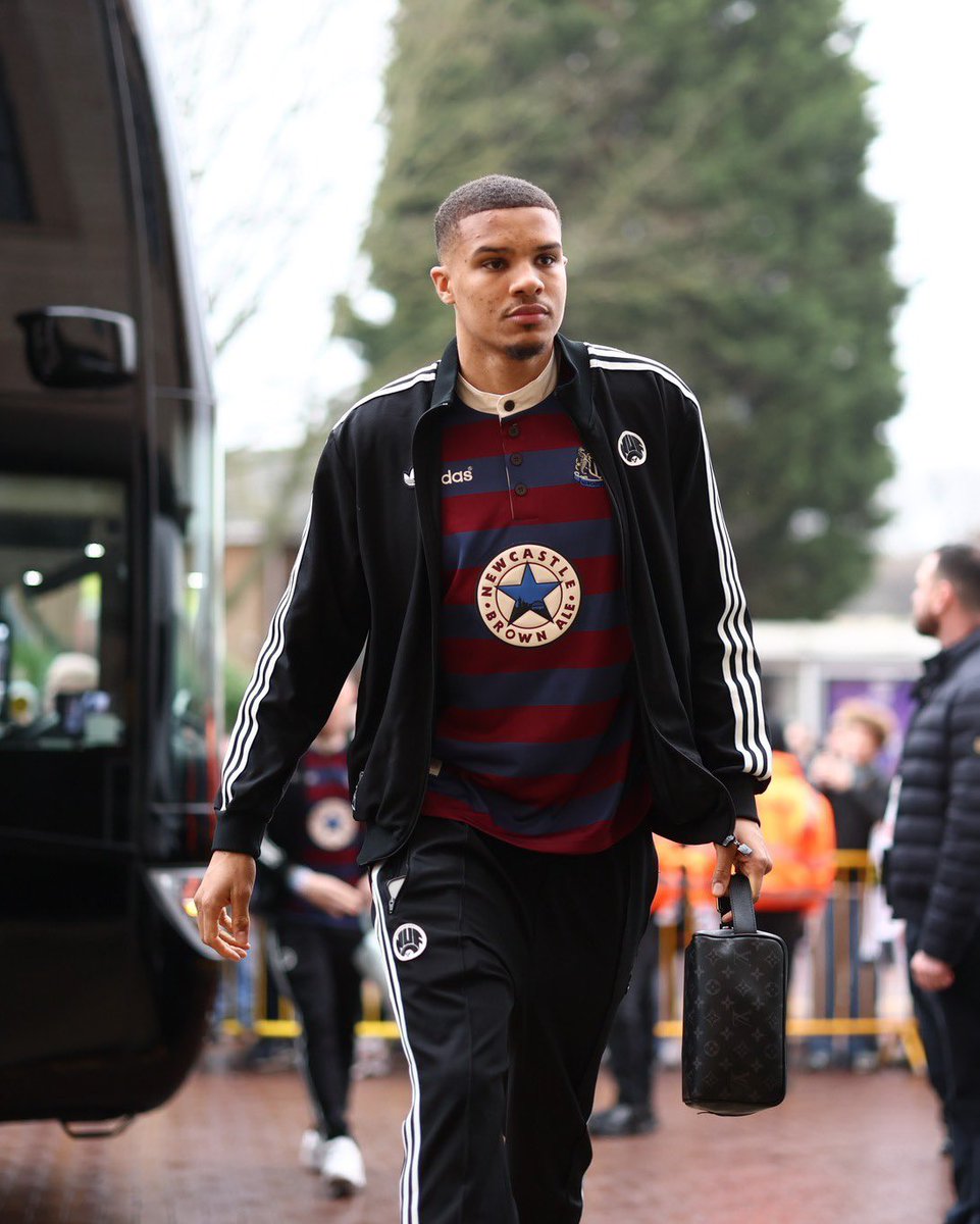 GorrasCavs's tweet image. Los jugadores del Newcastle llegaron al estadio con la reedición de la camiseta de la temporada 95/96 🔥