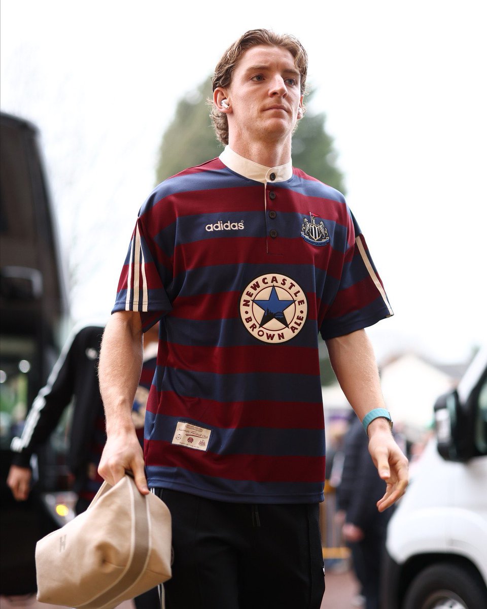 GorrasCavs's tweet image. Los jugadores del Newcastle llegaron al estadio con la reedición de la camiseta de la temporada 95/96 🔥