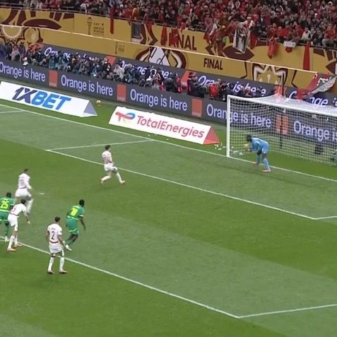 ActuFoot_'s tweet image. 🚨🚨 Édouard Mendy 🇸🇳 : « 𝗟𝗘 𝗙𝗢𝗢𝗧𝗕𝗔𝗟𝗟 𝗔 𝗚𝗔𝗚𝗡𝗘́. 𝗟𝗘 𝗙𝗢𝗢𝗧𝗕𝗔𝗟𝗟 𝗔 𝗘́𝗧𝗘́ 𝗖𝗘́𝗟𝗘́𝗕𝗥𝗘́.

On avait juste le ballon et nos armes, et on a répondu de la meilleure des manières. 

Le penalty de Brahim Diaz, un arrangement ? 𝗜𝗟 𝗩𝗢𝗨𝗟𝗔𝗜𝗧…