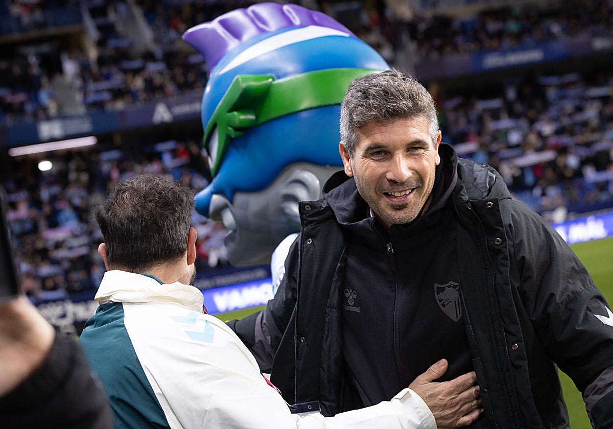 Como en el Málaga no me queríannn 
no veas las críticas el primer díaaa
pero al final todos han mamadooo
al malaguismo he Funesado

Ahora en fila me comen los huevosss 
ya no me quedan apenas pelosss
con mis películas los pongo finooo
ascender a primera es mi destinoooo🎼 🎶🎵