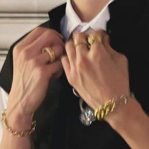 crazy how these are actually yunho hands