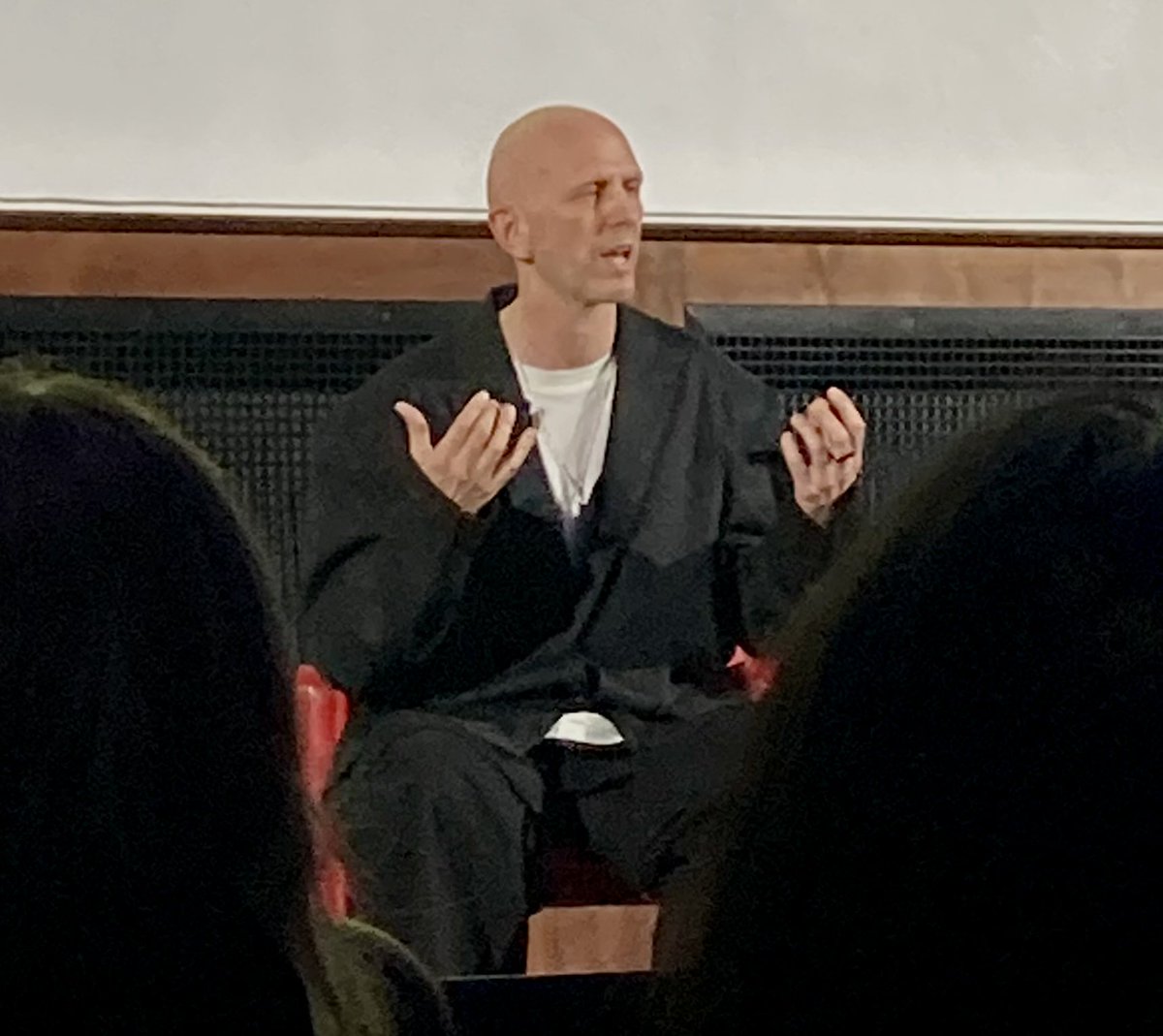 MaggyPigott's tweet image. Fascinating (as always) hearing #choreographer Sir #WayneMcGregor talking to Hannah MacInnes about #physical #intelligence &amp;amp; his new #book @BloomsburyBooks 
‘We are walking heads’ and need to think about our bodies - before something’s wrong! 
Must read! 
#dance #movement