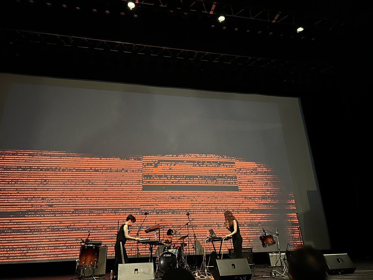 昨日は昼からroronuphのフリーライブを東所沢で
自らエレクトロバンドと言う通り、打ち込み部分(エレクトロ)と生演奏部分(バンド)のバランスが良く、メンバー3人ともソロ活動をしているだけに表現力も抜群で良かった
特にタムをフロント二人が叩くトライバルな展開は破壊力があった